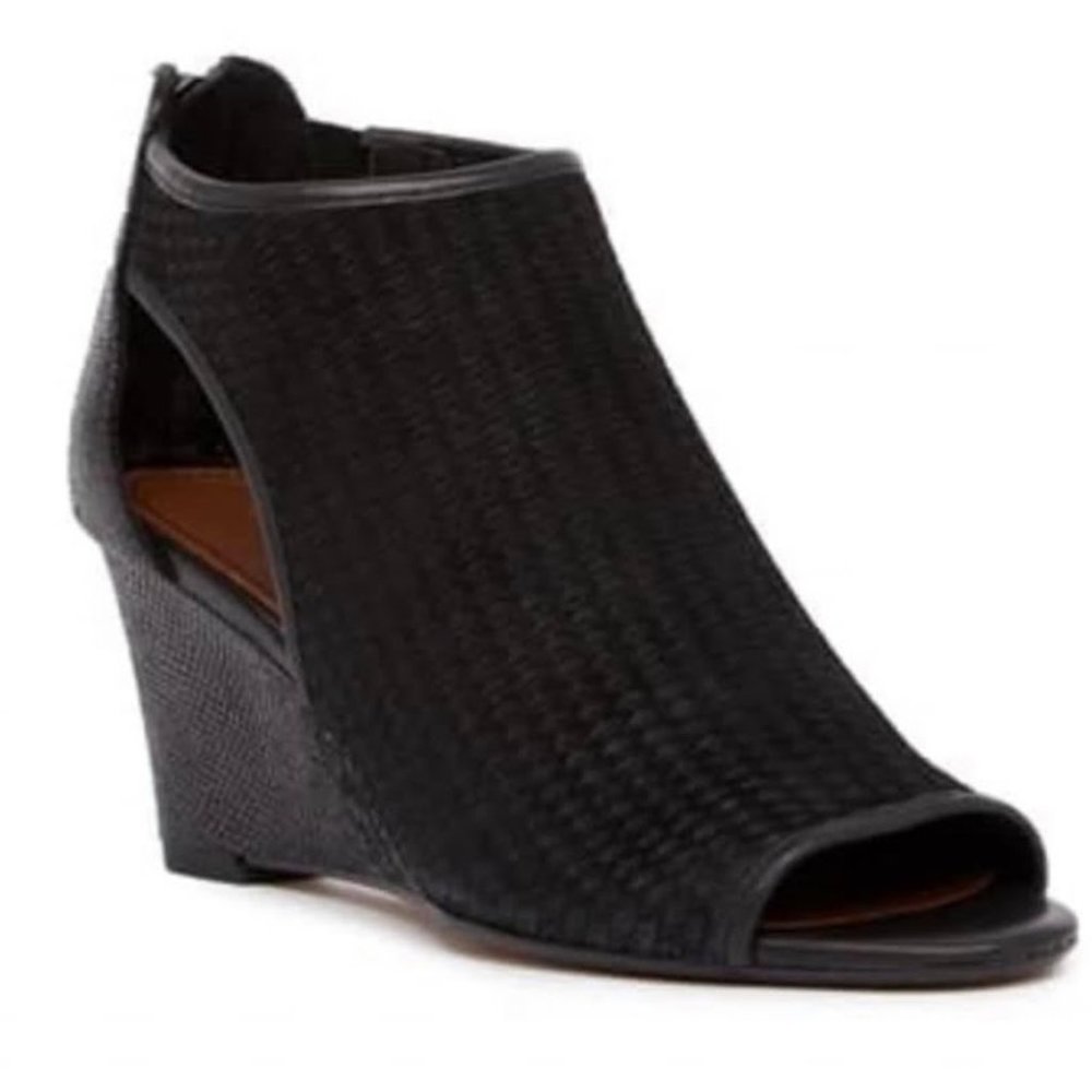 Donald J Pliner Jace OLVP Suede Wedge